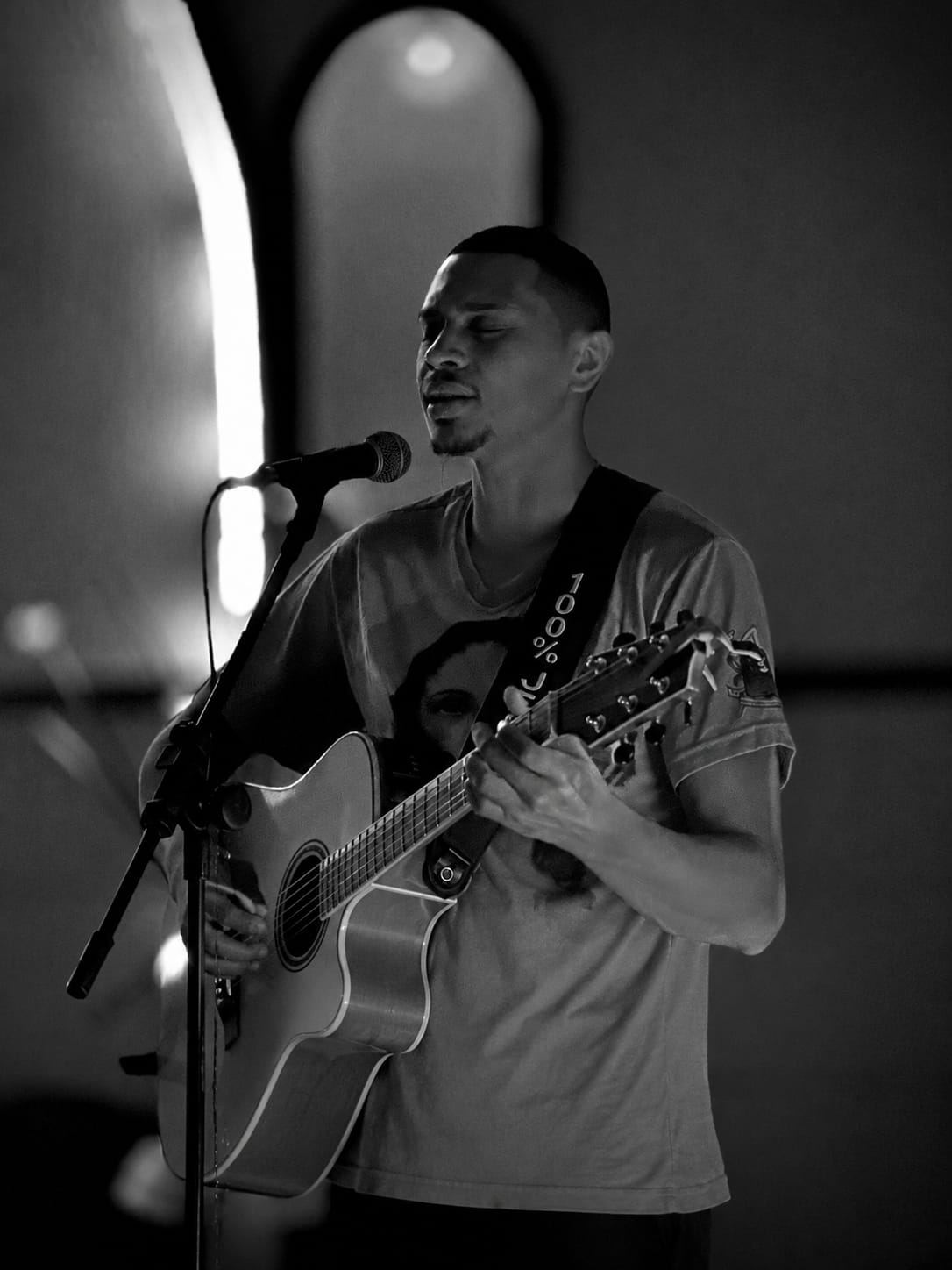 Wellington Silva tocando violão e cantando na igreja